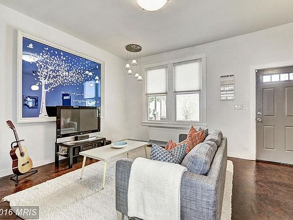 Living Room (1 of 2)