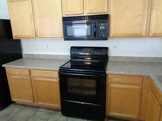 3 bed, 2.0 bath, 1662 sqft, $2,140 — Photo 3