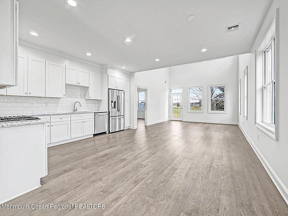 5th image of 111 Hedgerow Ln