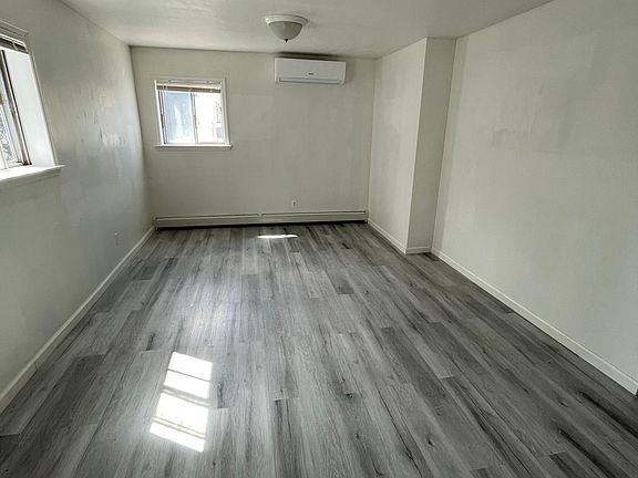 4th image of 342 Dongan Hills Ave #1