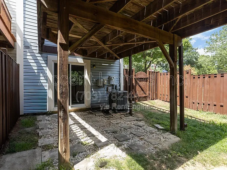 7301 Castleberg Ct — Photo 32
