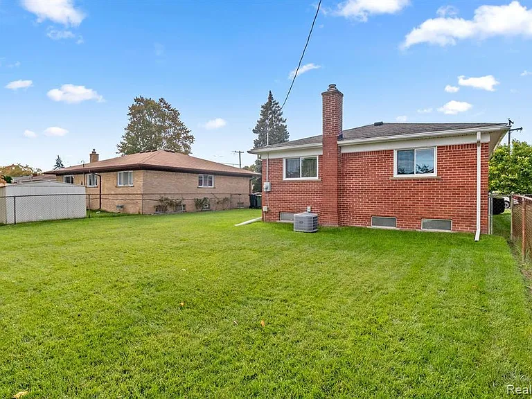 14580 Ford Ave — Photo 4