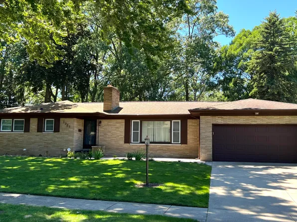 3031 Country Club Dr, Muskegon, MI 49441