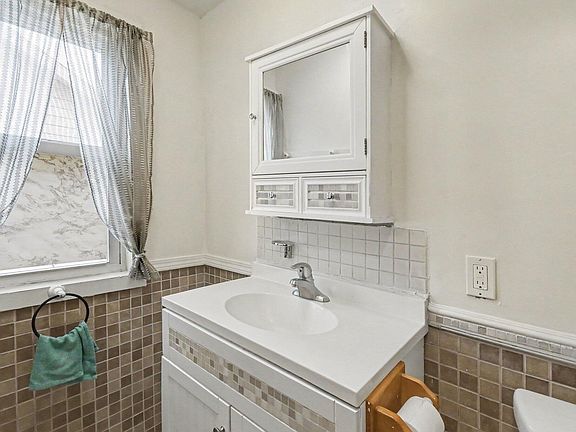 5th image of 723 N Elm Ave