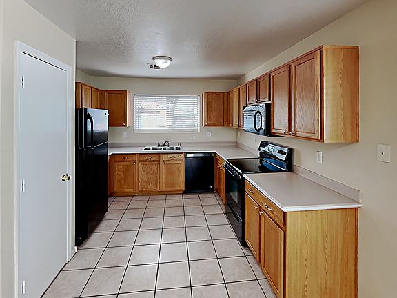 4th image of 670 E Browning Way