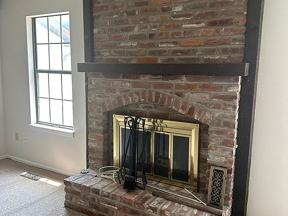 4th image of 7637 W 93rd St