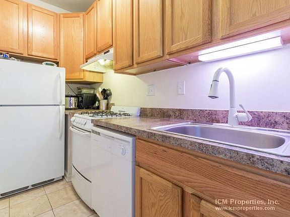 3rd image of 3926 N Pine Grove Ave APT 2W