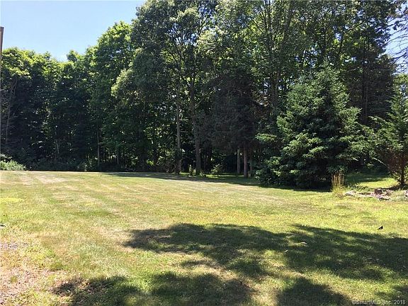 3rd image of 4 Cedar Hollow Dr