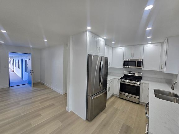 5th image of 220 12th St APT 14
