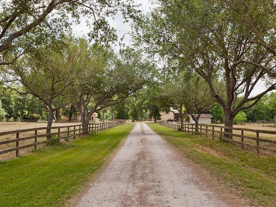 Wow! Wouldn't this be a beautiful view to come home to?