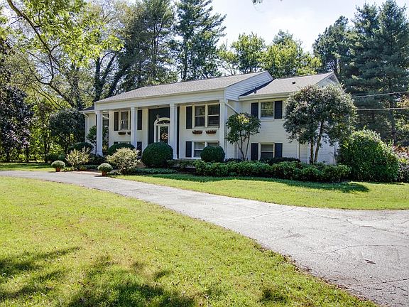 3rd image of 301 Mosley Dr