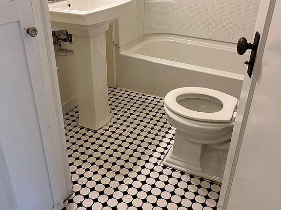 5th image of 4405 Corliss Ave N APT 1