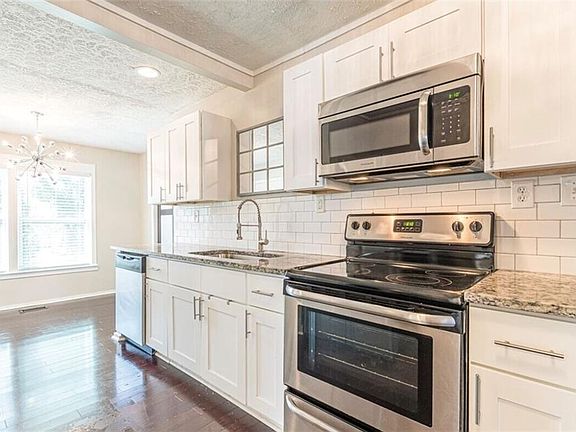 3rd image of 1385 Kenilworth Dr SW