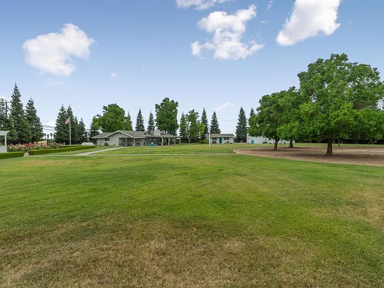 10521 N Minnewawa Ave — Photo 34