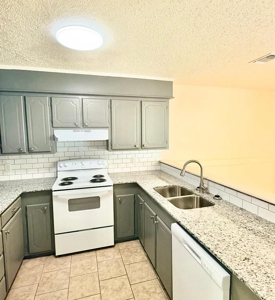 2 bed, 1100 sqft, $1,300 — Photo 3
