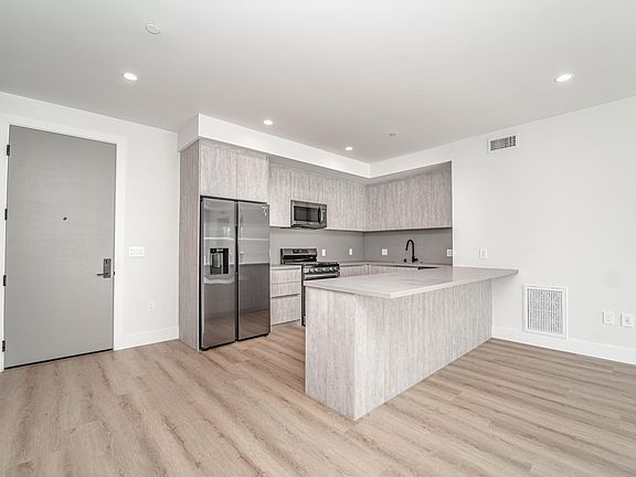 4th image of 2828 London St #206