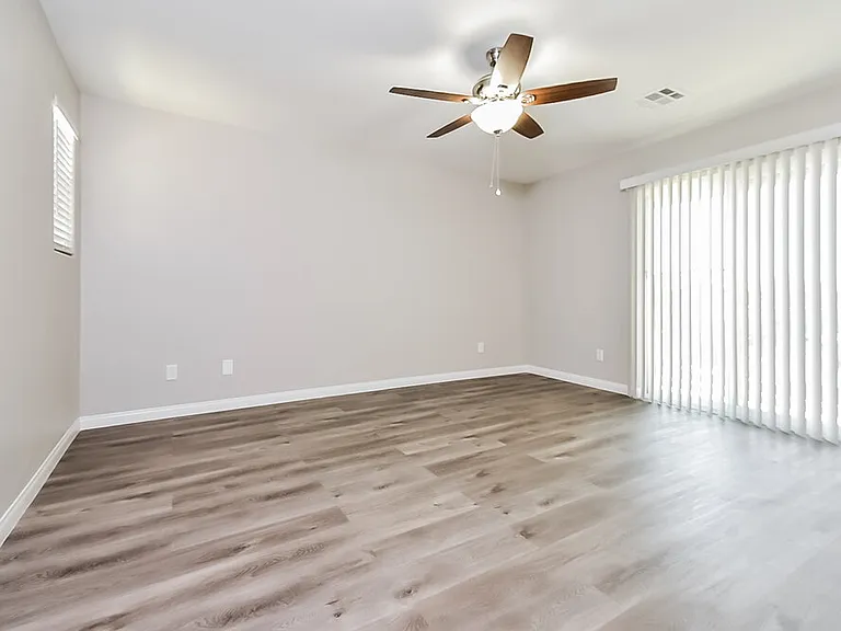 10509 W Gilmore Ave — Photo 8