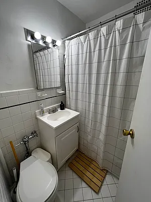 Rented by Salon Realty Corp | media 8