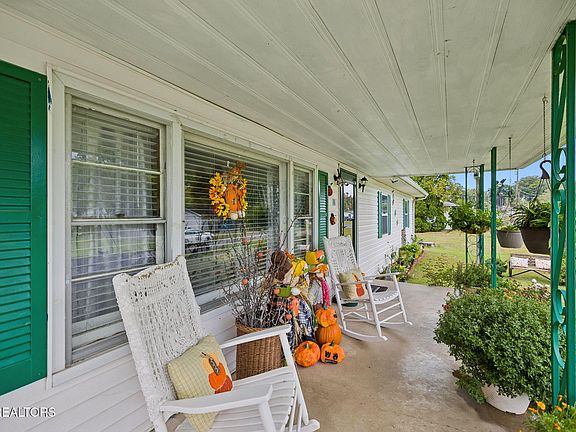 2nd image of 701 Sycamore Ln