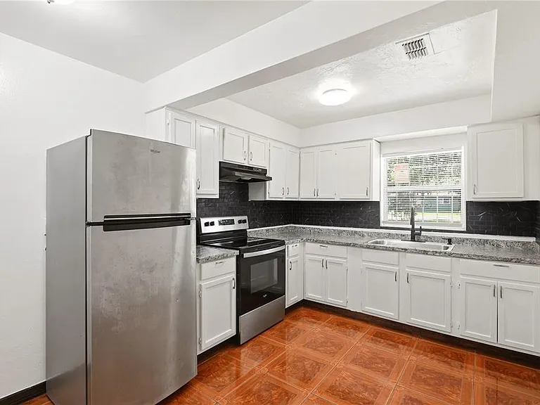 808 S Ivey Ln — Photo 9
