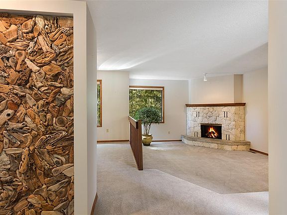 3rd image of 4404 Meadowood Pl