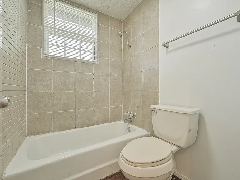 713 NE 34th Ter — Photo 17