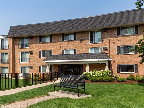 2nd image of 560 Lawrence Ave APT 302
