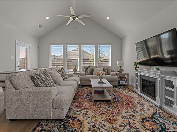 3rd image of 576 Silver Springs Ln