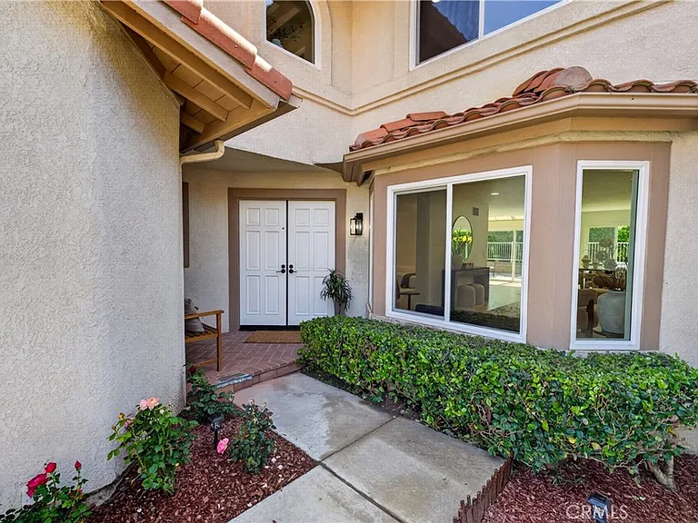 29746 Michelis St — Photo 3