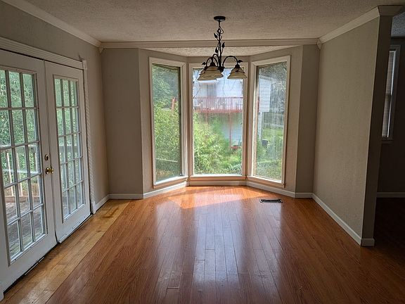 4th image of 124 Donna Ln