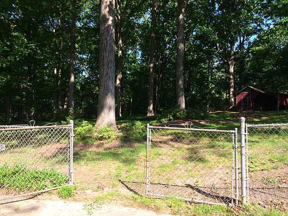 3rd image of 525 Woodland Ln