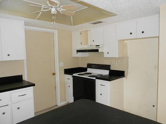 3rd image of 10529 Vanessa Ave