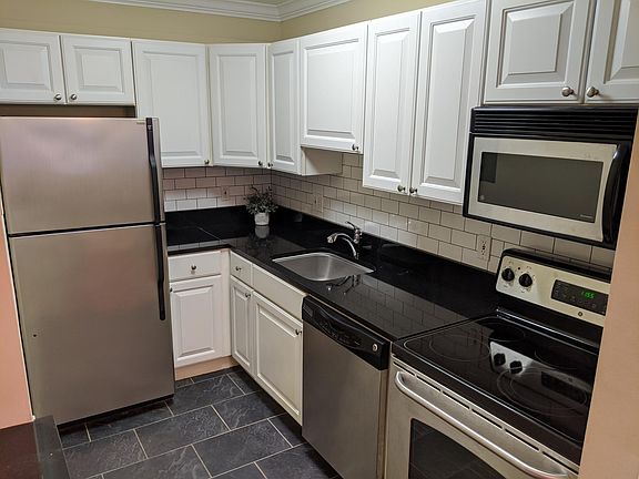 3rd image of 820-A S Washington St #F