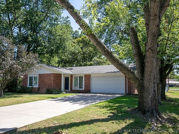 2nd image of 220 E Glenpool Blvd