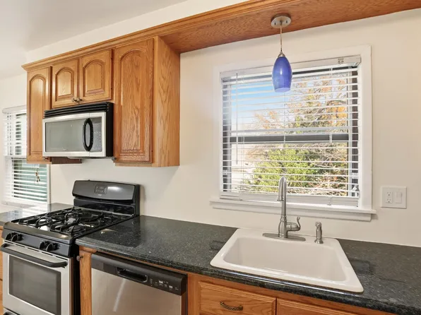 576 Avenue East image 10 of 17