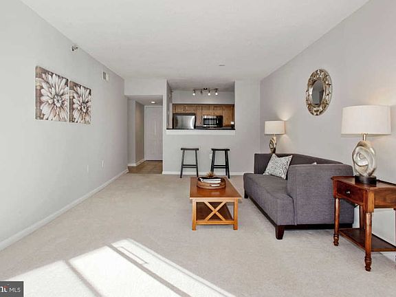4th image of 1001 N Randolph St APT 412