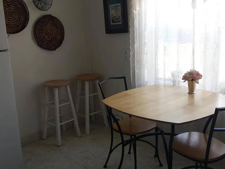 Eat-In-Kitchen
