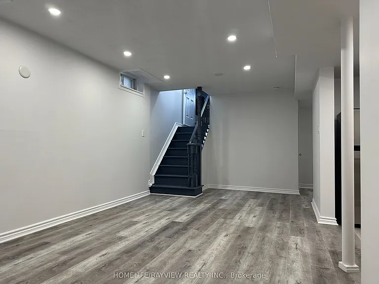36 Rosanna Cres — Photo 16