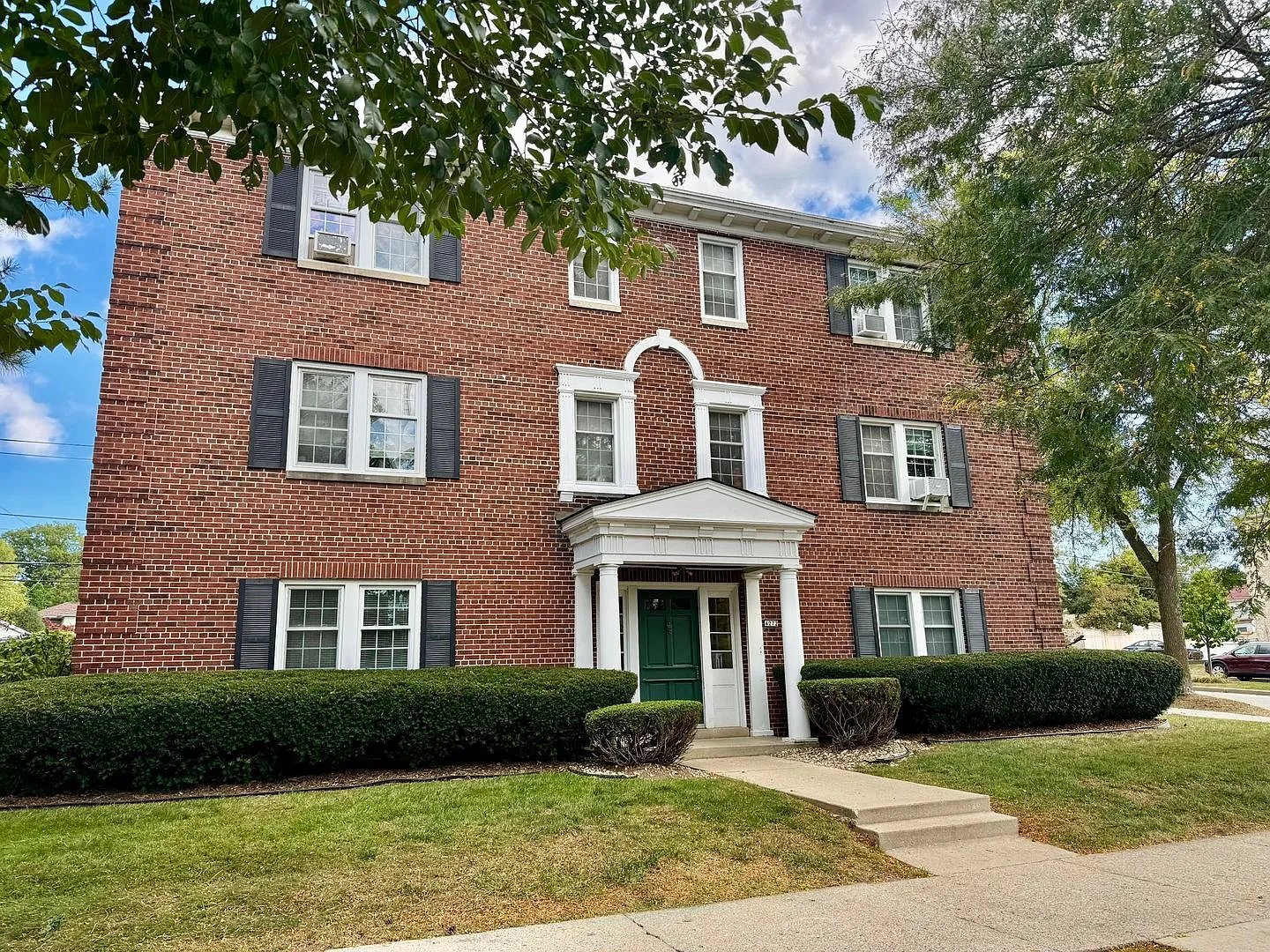 4272 N Wilson Dr — Photo 1