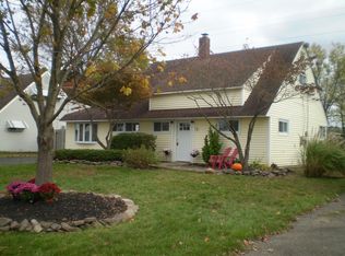 76 Coral Ln, Levittown, PA 19055