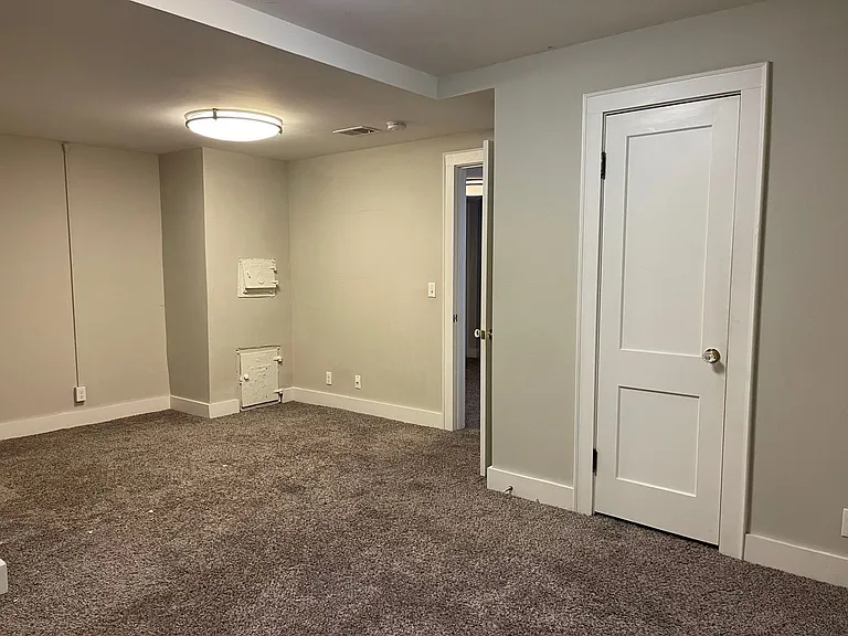 3302 Burt St — Photo 15