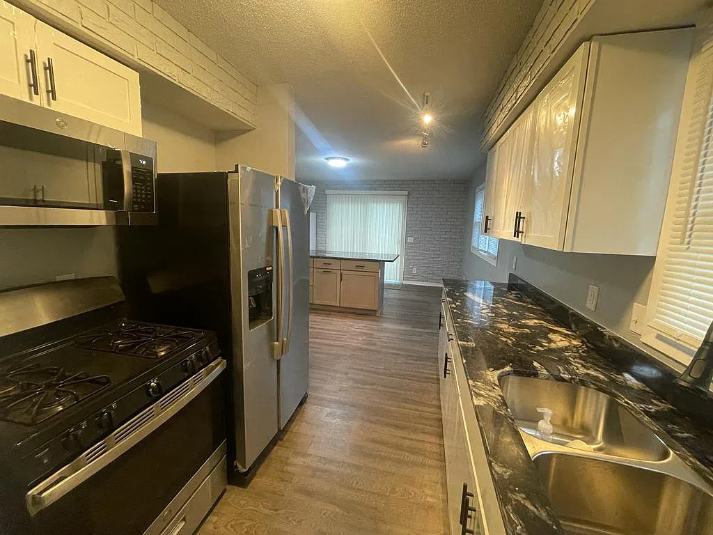 3 bed, 1.5 bath, 1228 sqft, $2,595 — Photo 4