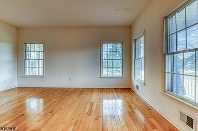 5th image of 11 Amerman Ln