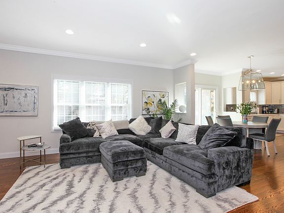 5th image of 57 Helen Ave