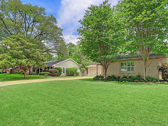 Located on quiet street. Did NOT Flood. Walk 1 block to schools, park, and pool. Great freeway access. Near medical center & Galleria area.