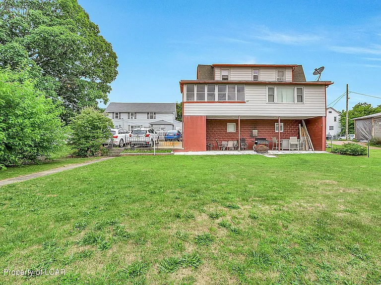 260 E Grove St — Photo 36