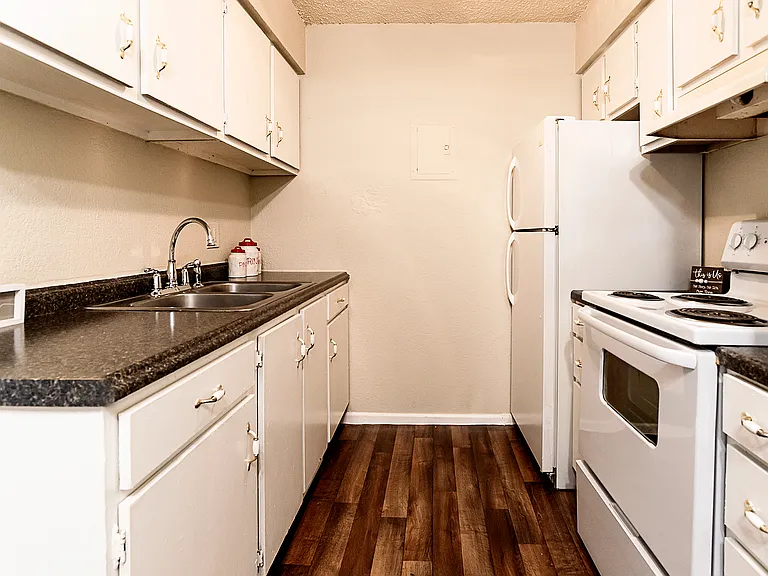 Crossroads Village Apartments — Photo 31