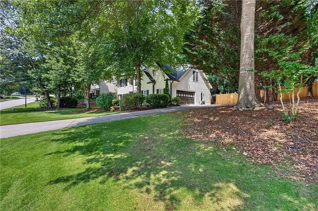 5 bed, 3.0 bath, 2940 sqft, $3,100 — Photo 3