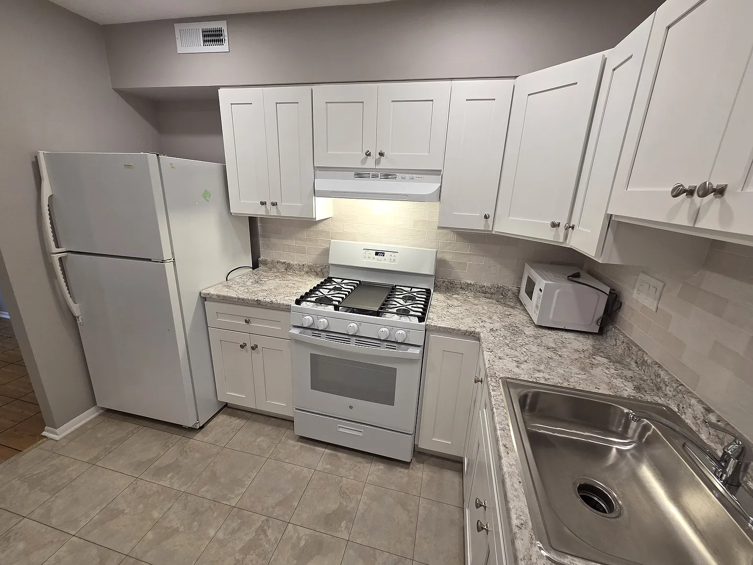 2 bed, 1.5 bath, 1127 sqft, $1,700 — Photo 4