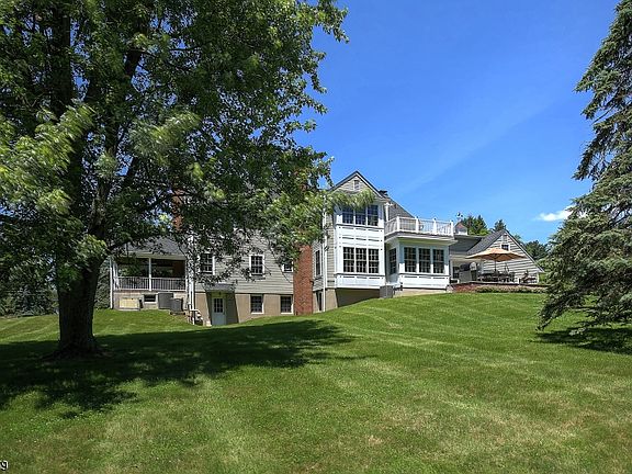 3rd image of 60 Peachcroft Dr